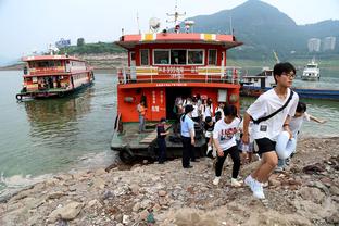 阿贾克斯赴客场踢6分钟补赛，为250名随队球迷报销旅费并赠送围巾